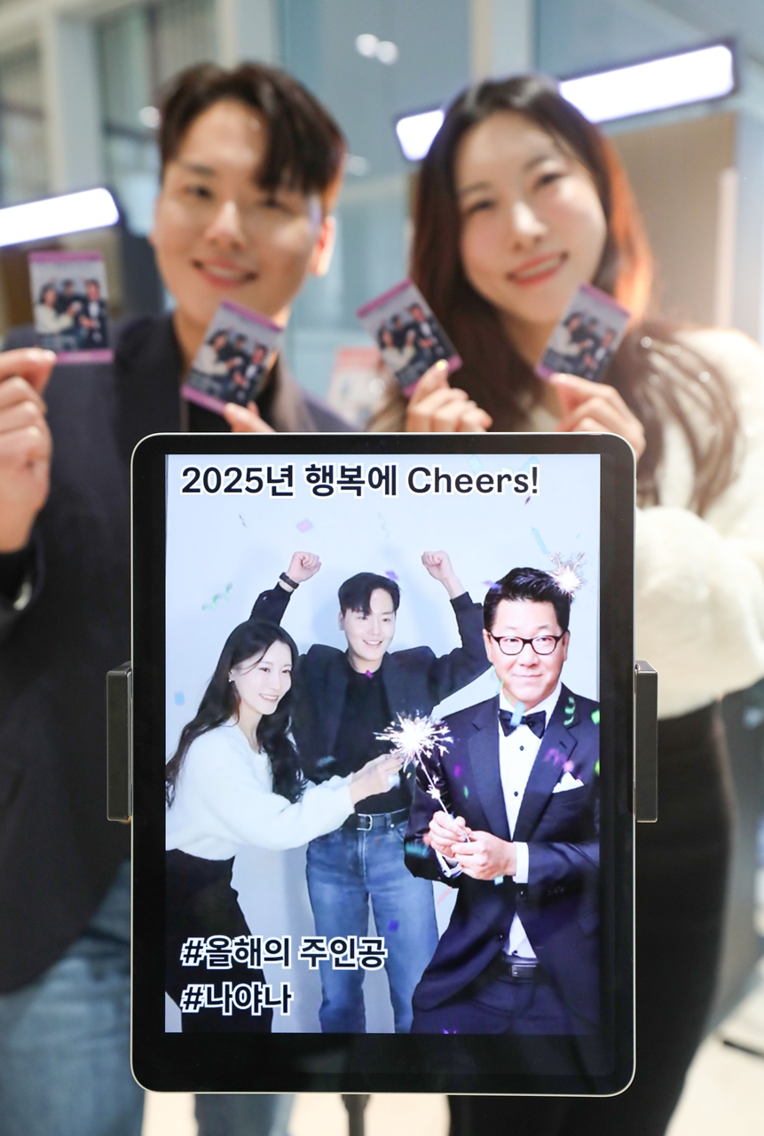 정지선 회장과 사진을 찍은 직원들의 모습. /사진제공=현대백화점그룹