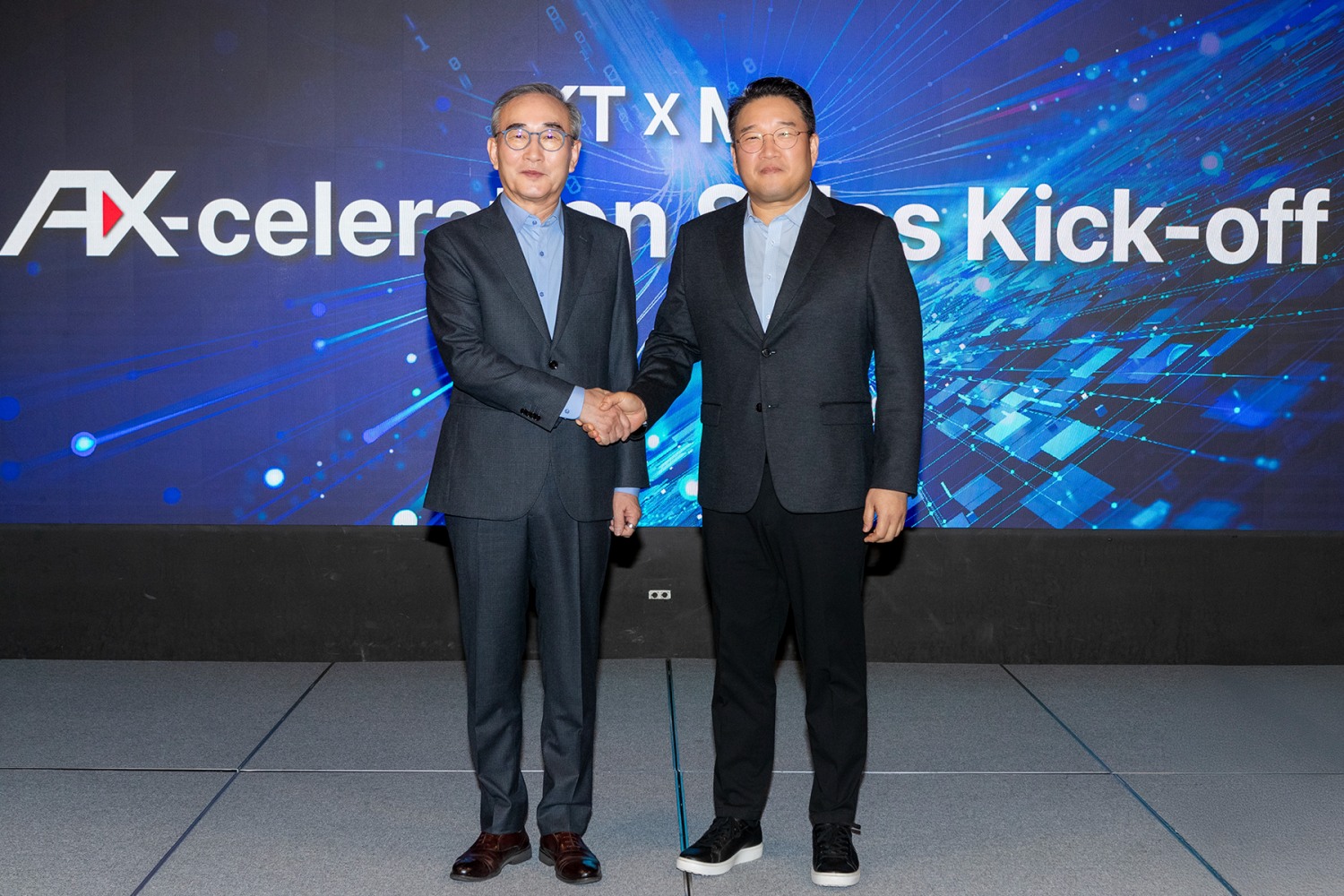 KT가 14일 노보텔 앰배서더 서울 동대문에서 마이크로소프트와의 전략적 파트너십에 기반한 B2B AX 사업 전략 워크숍을 개최했다. 사진은 KT 김영섭 대표(좌측)와 한국마이크로소프트 조원우 대표(우측)가 기념 사진 촬영을 하고 있다. / 사진=KT