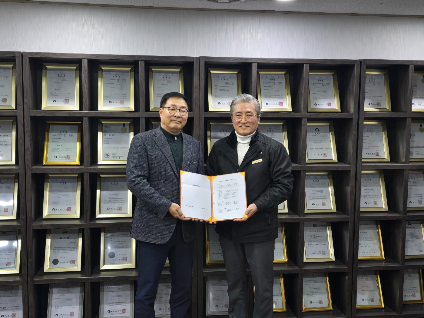 이배 디비로보틱스 부회장(오른쪽)과 이성민 SK쉴더스 제조4사업그룹장이 전략적 사업 제휴를 위한 업무협약을 체결한 후 기념촬영을 하고 있다. ⓒ 디비로보틱스