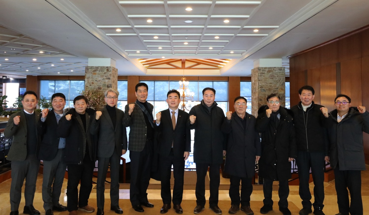 최철규 강원랜드 대표이사 직무대행이 진폐단체연합회 회장단초청 간담회를 마무리 한 뒤 회장단원들과 기념촬영을 하는 모습./사진제공=강원랜드