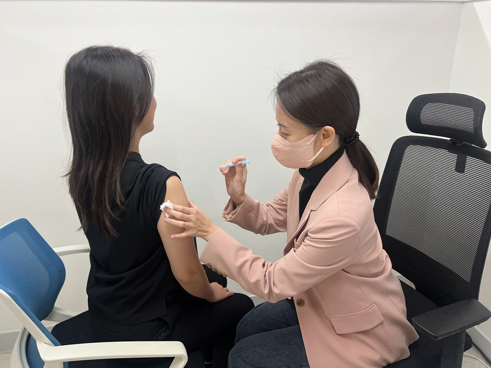 마포구민이 예방접종을 하는 모습./사진제공=마포구