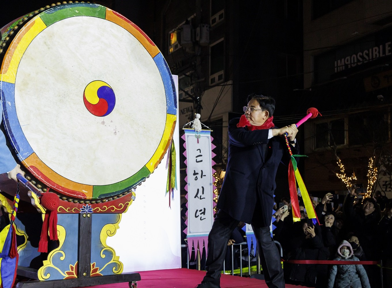 박강수 마포구청장이 지난해 개최된 ‘레드로드 카운트다운 페스티벌’ 행사에서 대북 타는 모습./사진제공=마포구