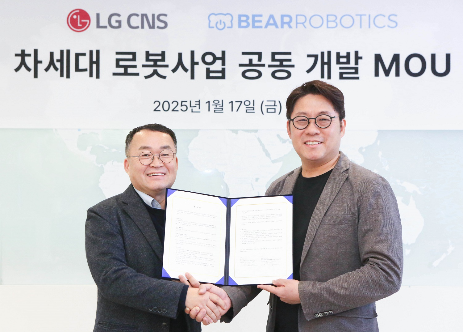 LG CNS 이준호 상무(왼쪽)와 베어로보틱스 하정우 대표가 MOU 체결 후 기념사진을 촬영하는 모습. / 사진=LG CNS
