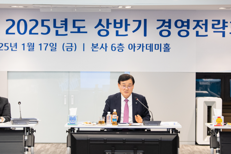 서정학 IBK투자증권 대표이사가 17일 서울 여의도 본사 아카데미홀에서 '2025년 상반기 경영전략회의'를 주재하고 있다. / 사진제공= IBK투자증권(2025.01.20)