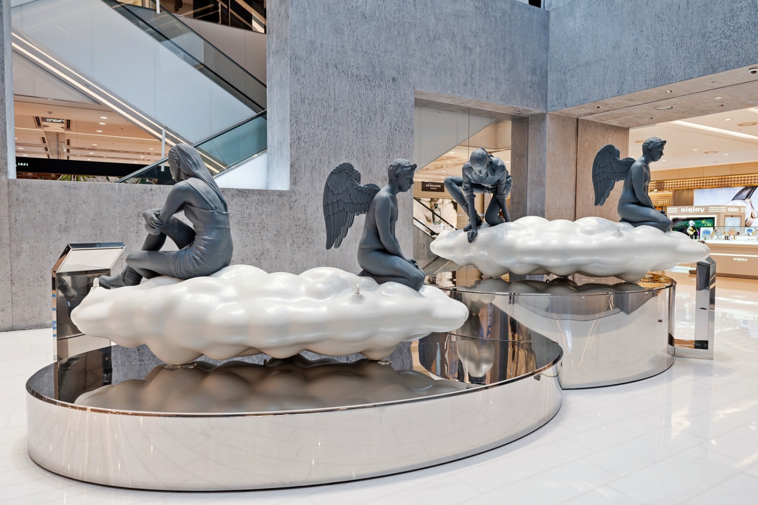 더현대대구 1층 더스퀘어에 5월 31일까지 전시하는 세계적인 예술가 듀오 '루시+호르헤 오르타'의 대표작 '구름의 메테오로스Ⅱ' 전경 사진. /사진제공=현대백화점