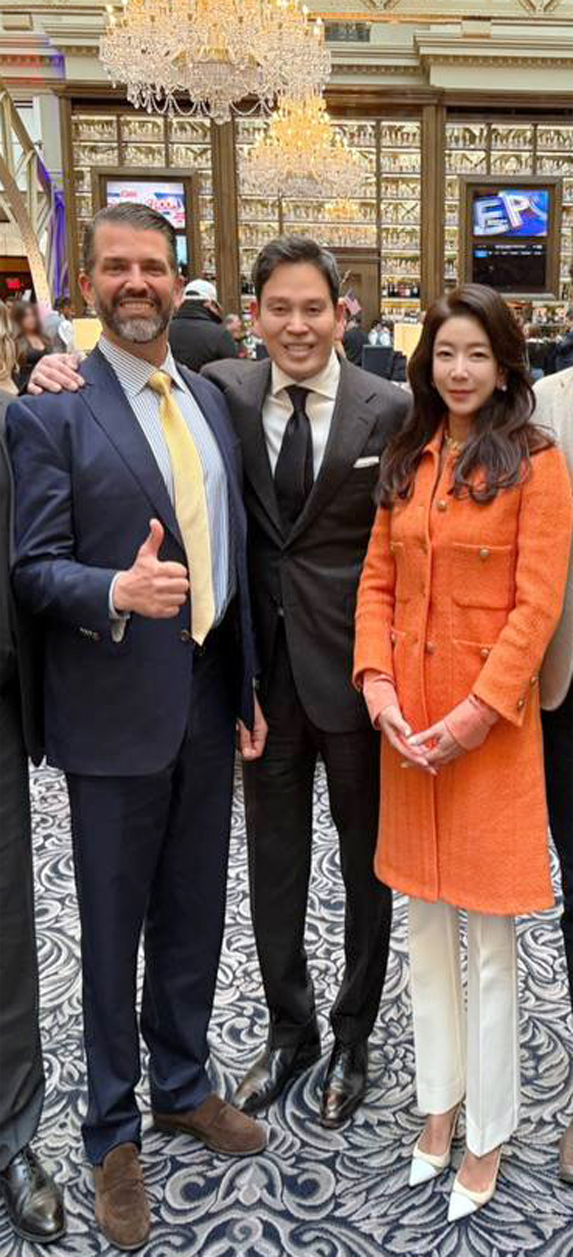 취임식 참석을 위해 지난 18일(현지시간) 워싱턴을 찾은 신세계그룹 정용진 회장(가운데)이 트럼프 주니어(왼쪽)와 만나 부인 한지희씨(오른쪽)를 소개 후 반갑게 사진을 찍었다. /사진제공=신세계그룹