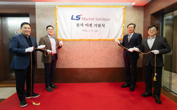 21일 오후 부산 동구 LS마린솔루션 본사에서 구본규 LS전선 및 LS마린솔루션 대표(왼쪽 두 번째부터)와 김병옥 LS마린솔루션 대표, 김형원 LS전선 에너지 및 시공사업본부장(맨 오른쪽), 이상호 LS에코에너지 대표(맨 왼쪽)가 기념촬영을 하고 있다. /사진제공=LS전선