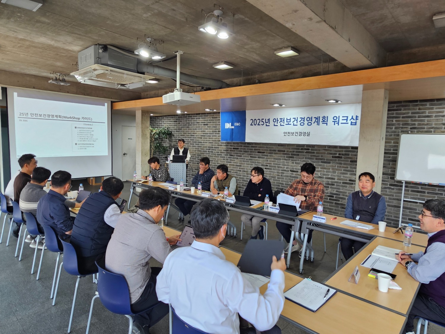 DL이앤씨, DL건설 임직원들이 ‘2025년 안전보건경영계획 워크샵’을 진행하고 있다./사진제공=DL이앤씨