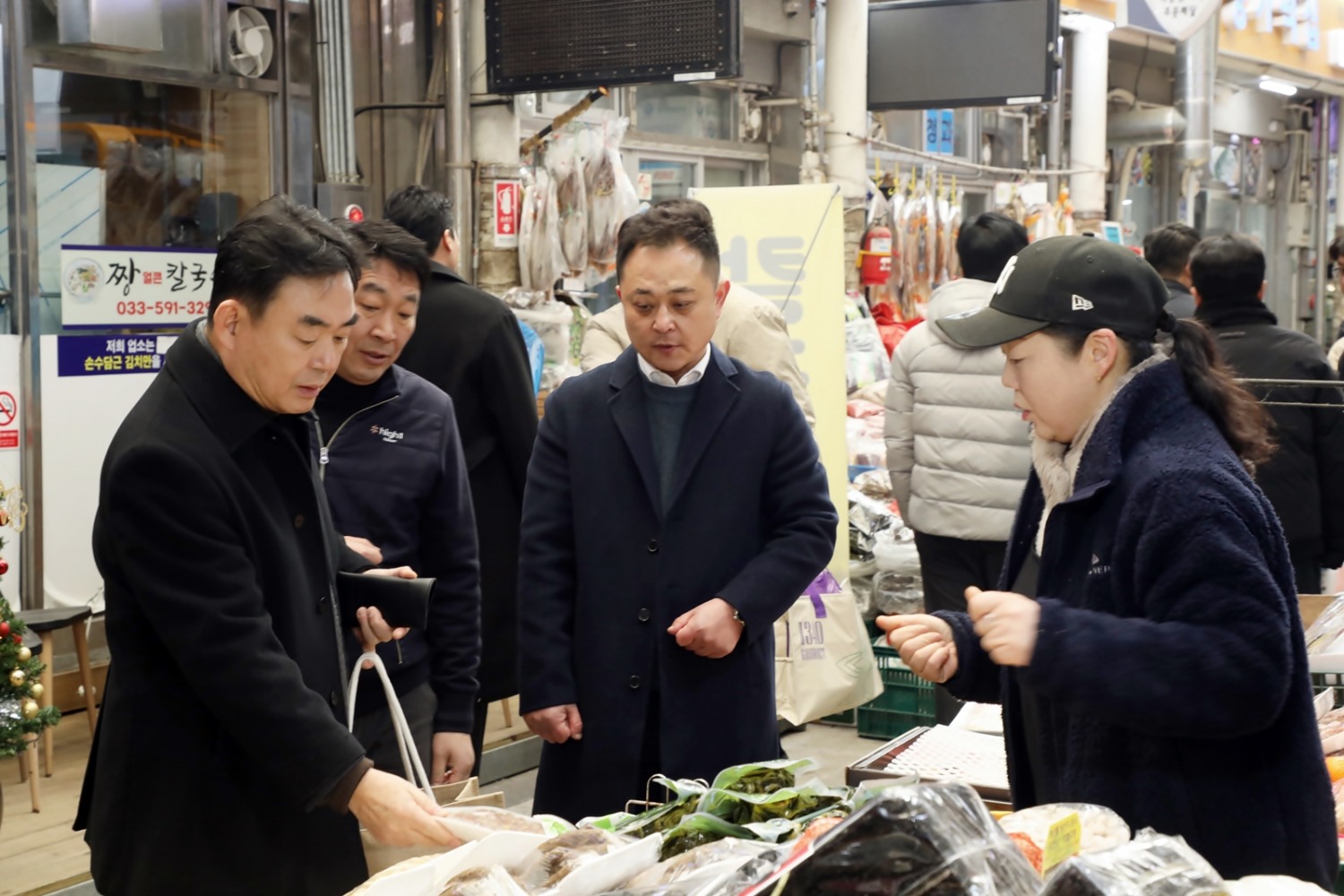 최철규 강원랜드 대표이사직무대행(오른쪽)이 전통시장에서 장보는 모습./사진제공=강원랜드