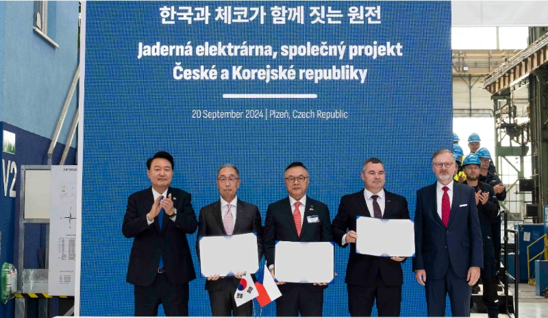 2024년 9월 20일 두산에너빌리티의 자회사 두산스코다파워(체코 플젠)에서 진행된 ‘한국·체코 원전 전주기 협력 협약식’에 윤석열 대통령(왼쪽 첫 번째)과 체코 페트르 피알라 총리(오른쪽 첫 번째)가 임석한 가운데 참석자들이 기념촬영을 하고 있다. 왼쪽 두번째부터 두산에너빌리티 박지원 회장, 한국수력원자력 황주호 사장, 두산스코다파워 다니엘 프로차즈카 최고운영책임자(COO). /사진제공=두산에너빌리티