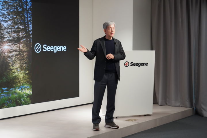 씨젠은 지난 21~23일 서울 송파구에 위치한 씨젠 본사에서 글로벌 세일즈·마케팅 컨퍼런스(Global Sales & Marketing Conference)와 법인전략회의를 개최하고 참석자들과 올해 목표와 영업 방침을 공유했다고 31일 밝혔다. 지난 22일 천종윤 씨젠 대표가 46개국 법인 및 대리점 관계자가 참석한 글로벌 세일즈·마케팅 컨퍼런스에서 씨젠 비전에 대해 발표하는 모습. /사진=씨젠 제공