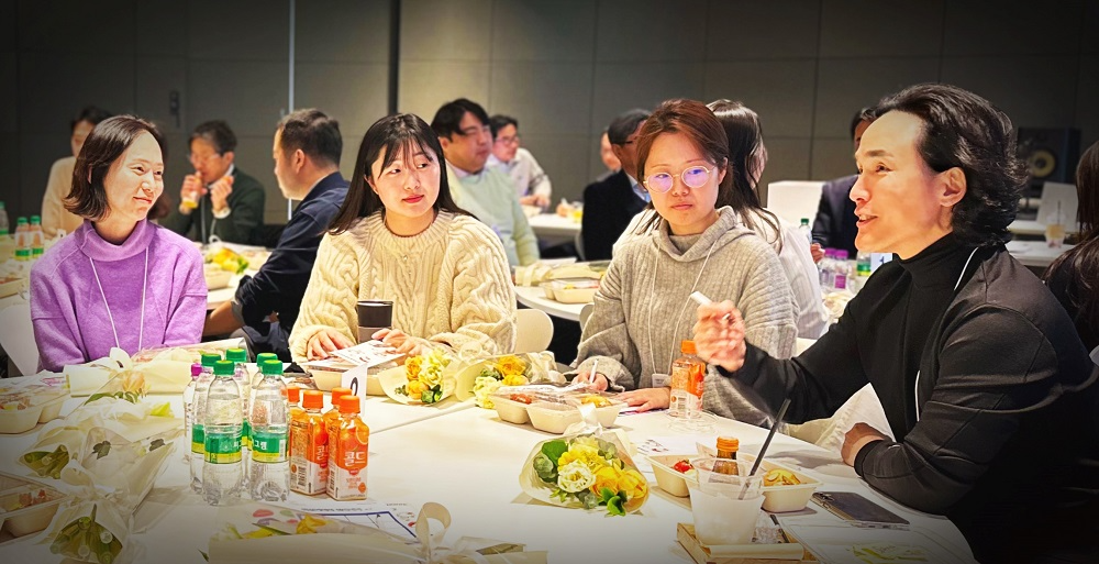 조현범 한국앤컴퍼니그룹 회장(맨 오른쪽). 사진=한국앤컴퍼니그룹