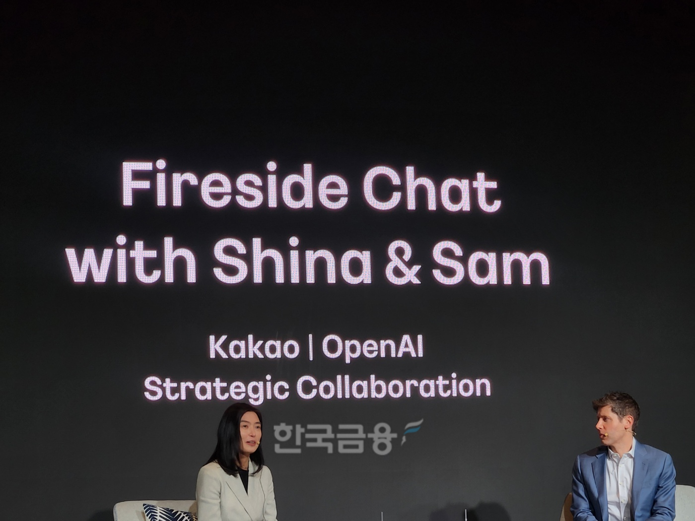 카카오와 오픈AI는 4일 서울 중구 더플라자에서 전략적 제휴(Strategic Collaboration) 체결을 발표하는 공동 기자간담회를 열었다. 이 날 간담회에는 정신아 카카오 대표(왼쪽)와 샘 올트먼 오픈AI CEO가 직접 참석해 양사의 협력 방향성을 공유했다. / 사진=김재훈 기자