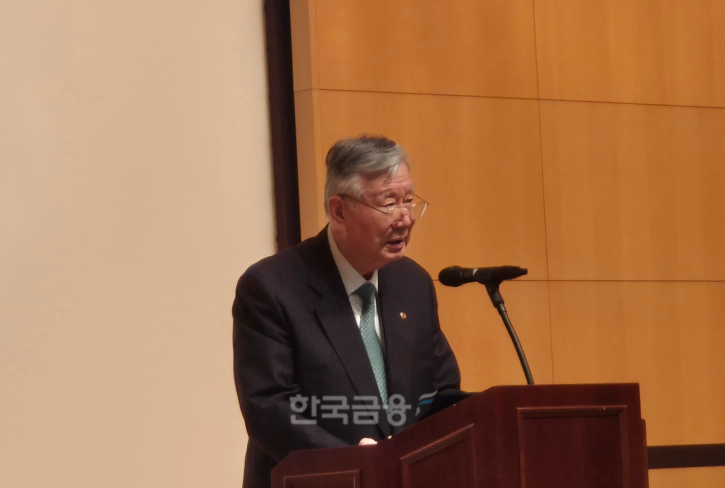 이중근 부영그룹 회장이 5일 서울 중구 부영태평빌딩 컨벤션 홀에서 열린 '2024년 시무식'에서 인사말을 하고 있다./사진=한국금융DB