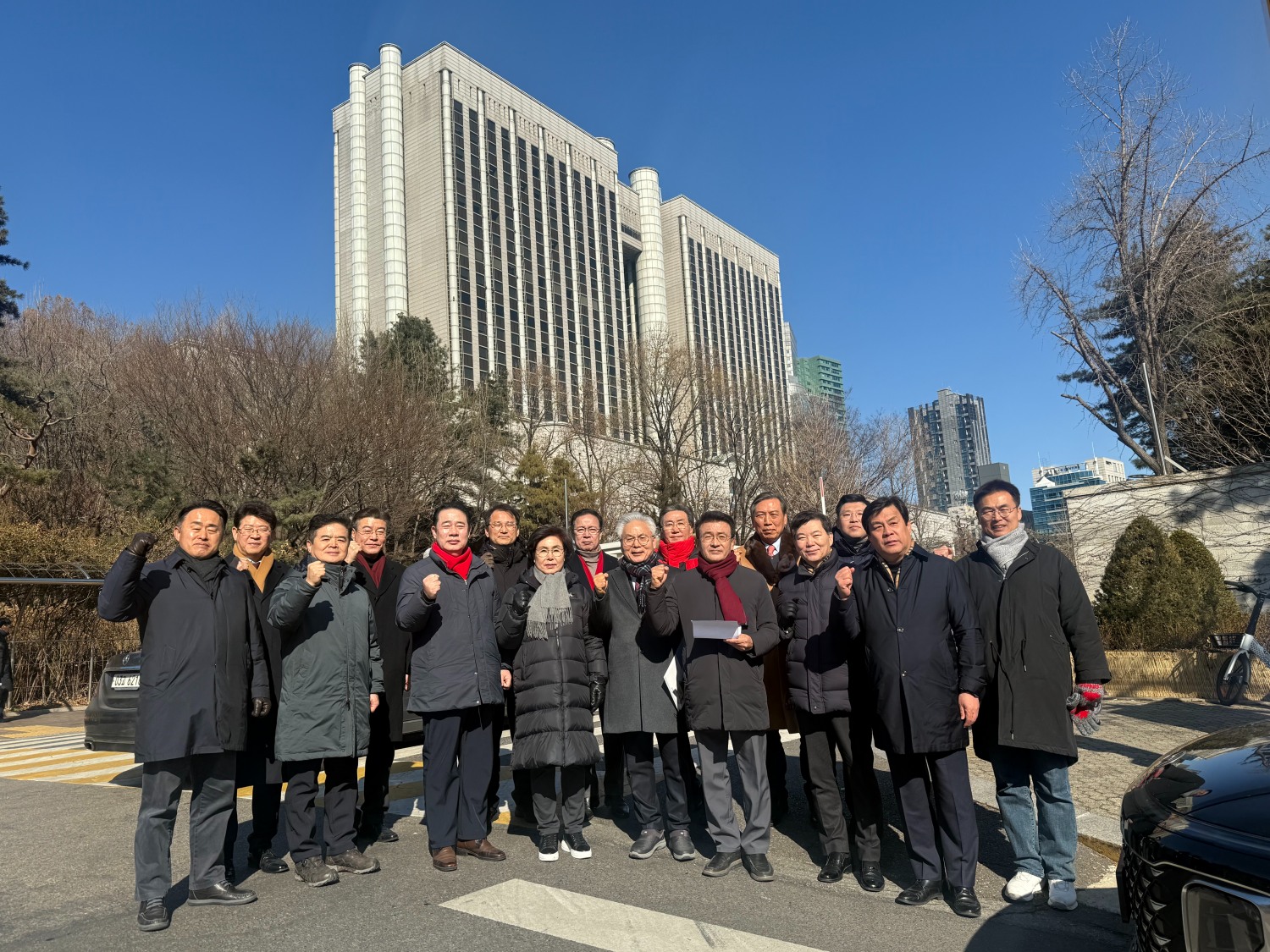 국민의힘 ‘탄핵반대 당협위원장 모임’이 5일 서울중앙지방법원 정문 앞에서 성명을 발표한 후 기념촬영을 하고 있다. ⓒ 국민의힘 탄핵반대 당협위원장 모임