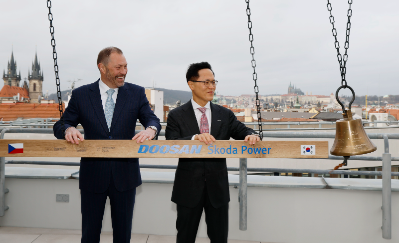 6일(현지시간) 체코 프라하 증권거래소에서 열린 두산스코다파워 상장 기념식에서 박상현 두산에너빌리티 사장(오른쪽)과 페트르 코블리츠 프라하 증권거래소 CEO가 증시 상장을 알리는 종을 울리고 있다. / 사진제공=두산에너빌리티