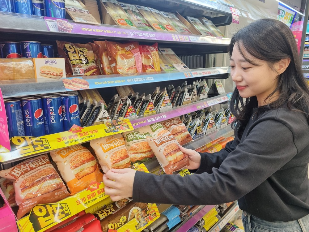 CU가 판매하고 있는 '바삭 튀김버거'가 출시 나흘만에 누적 판매량 2만개를 넘어섰다. /사진제공=BGF리테일