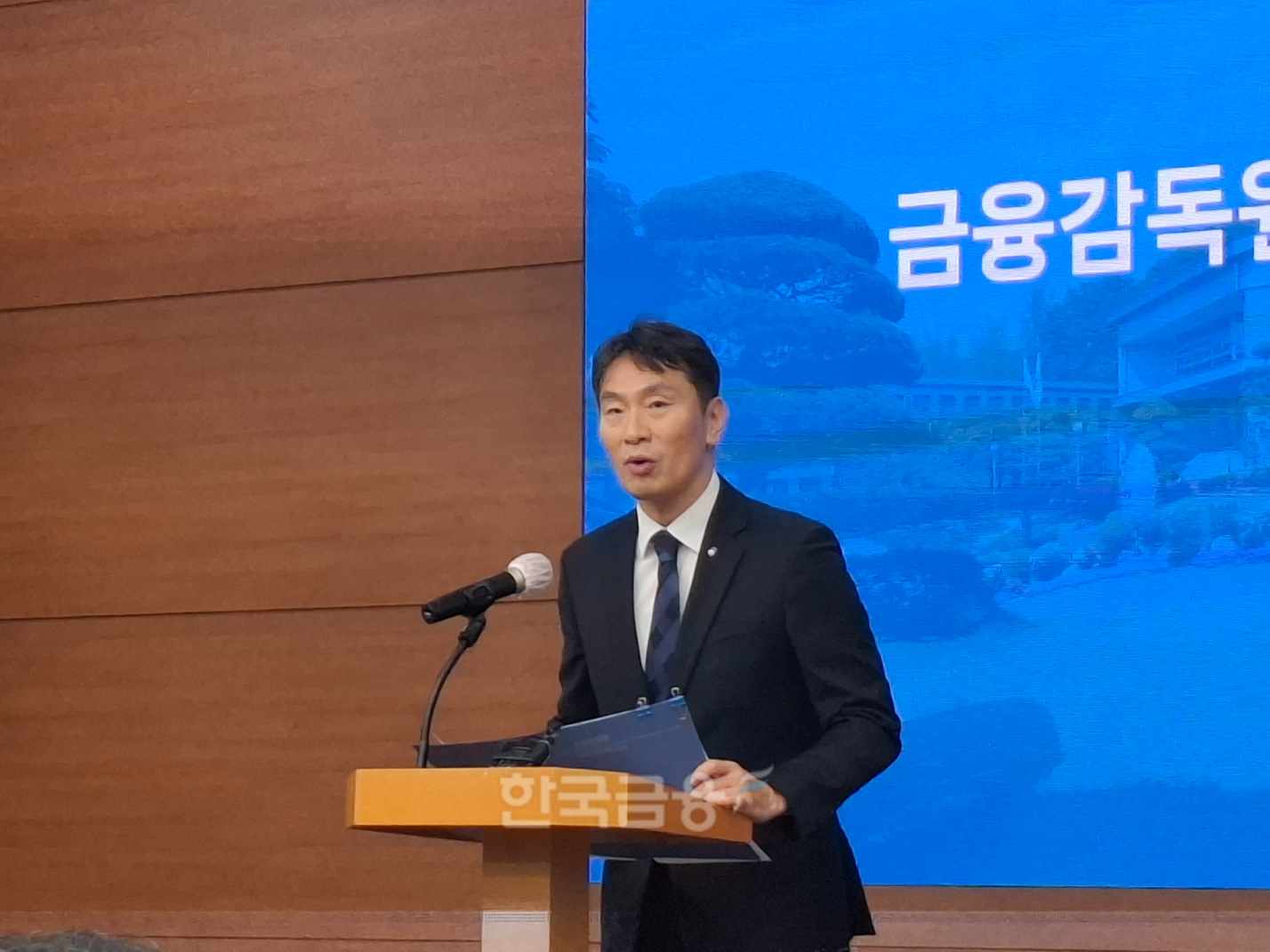 이복현 금융감독원장이 13일 한국금융연수원에서 열린 사외이사 양성 및 역량 강화 업무협약식 전 발언하고 있다. / 사진=장호성 기자