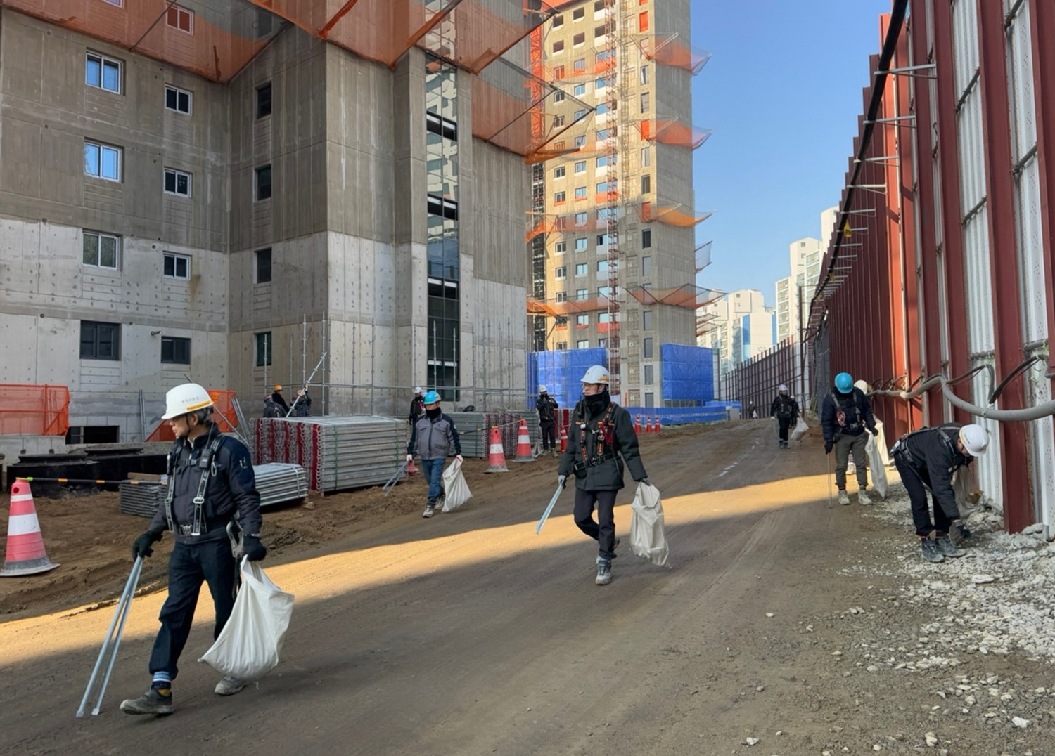 호반건설 관계자가 3無3行 청결문화 운동 활동하는 모습./사진제공=호반건설