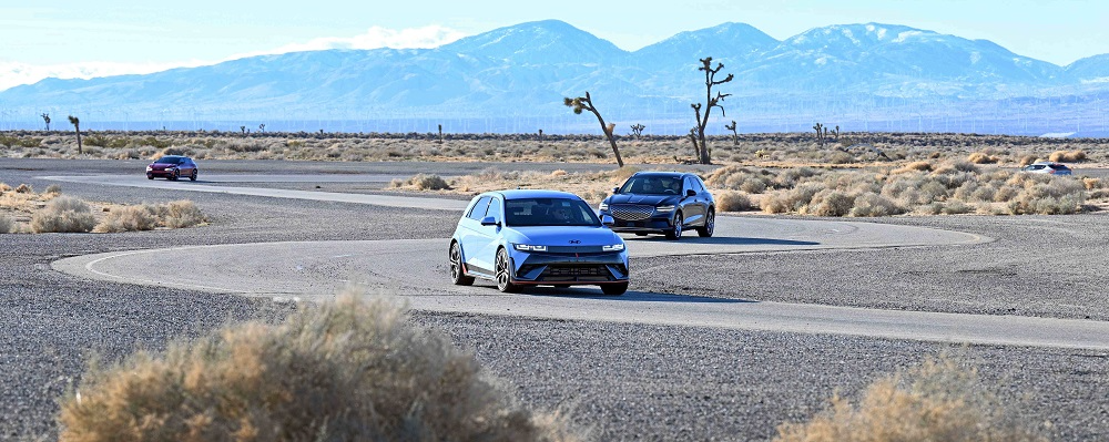 정의선 회장, 미국 모하비주행시험장 찾아 "선구기술 핵심 역할"