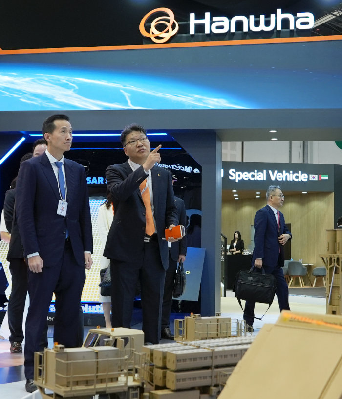 김동관 한화그룹 부회장(왼쪽 첫번째)이 지난 17일 아랍에미리트(UAE)에서 열린 방위산업 전시회 IDEX 2025를 찾아 한화 통합전시관을 둘러보며 오계환 중동법인장(왼쪽 두번째)으로부터 설명을 듣고 있다. /사진제공=한화에어로스페이스