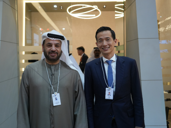 김동관 한화그룹 부회장(오른쪽)이 지난 17일 오후(현지시간) 아랍에미리트에서 열린 방위산업 전시회 'IDEX 2025'에서 파이살 알 반나이(Faisal Al Bannai) EDGE 그룹 CEO와 업무 미팅을 진행했다. /사진제공=한화에어로스페이스