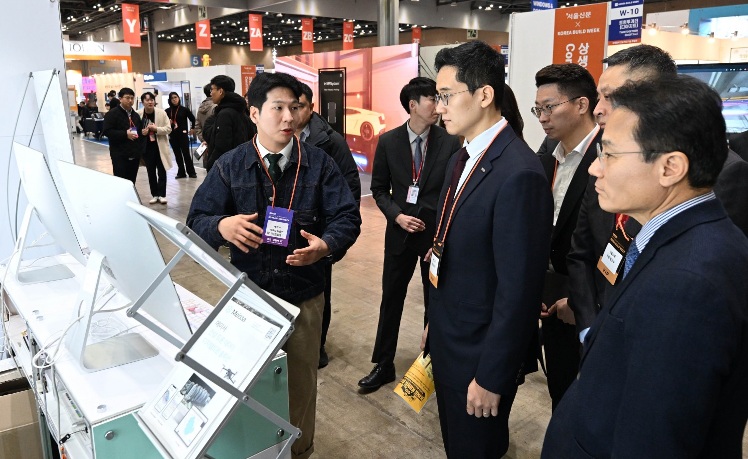 김대헌 호반그룹 김대헌 기획총괄사장이 ‘2025 코리아빌드위크’ 부스를 둘러보는 모습./사진제공=호반그룹