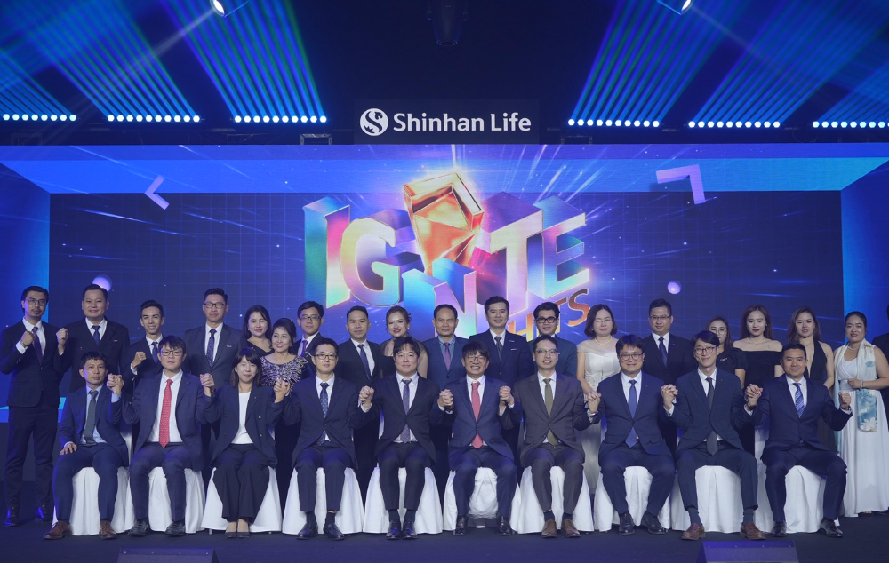지난 19일 베트남 호치민에서 열린 신한라이프 베트남법인 ‘FC채널 영업대상 시상식’에서 이영종 신한라이프 사장(앞줄 오른쪽에서 다섯 번째)과 배승준 베트남 법인장(앞줄 오른쪽에서 네 번째)이 수상자를 비롯한 관계자들과 기념 촬영을 하고 있다./사진=신한라이프