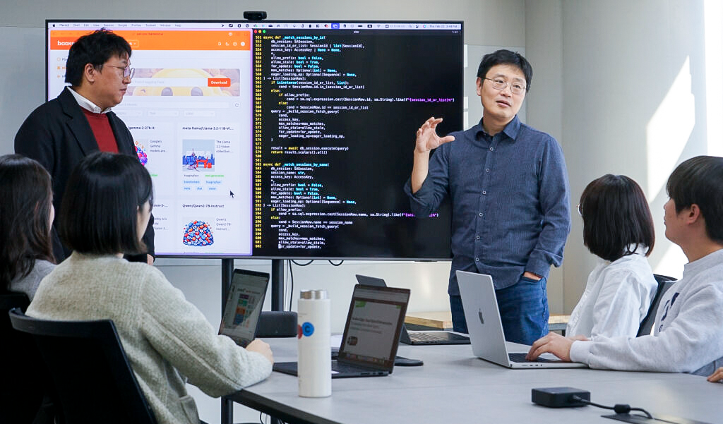 신정규 래블업 대표와 임직원이 MWC 2025 전시 참가 준비를 위해 회의를 하고 있는 모습. / 사진=SKT