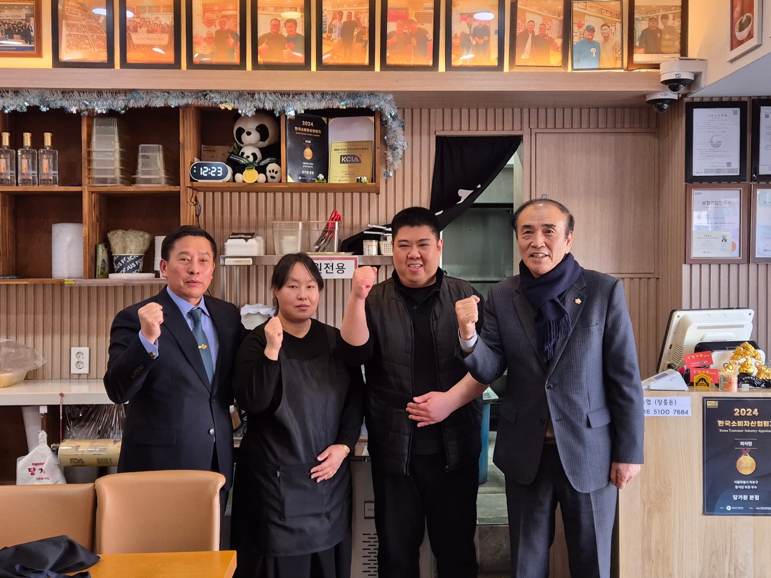 백남환 마포구의회 의장(오른쪽)과 '사랑의 자장면 데이' 행사 주관자들이 기념사진을 찍고 있다./사진제공=마포구의회