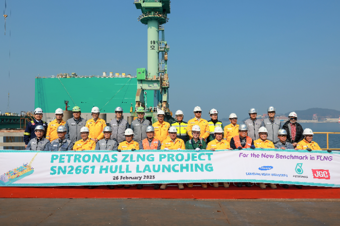 삼성중공업과 말레이시아 페트로나스, 일본 JGC 관계자들이 26일 열린 'PFLNG TIGA' 진수식에서 기념 촬영을 하고 있다. /사잔제공=삼성중공업