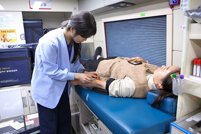 금호석유화학 본사 직원이 2025 첫 헌혈 캠페인에 참여하고 있다. 사진=금호석유화학