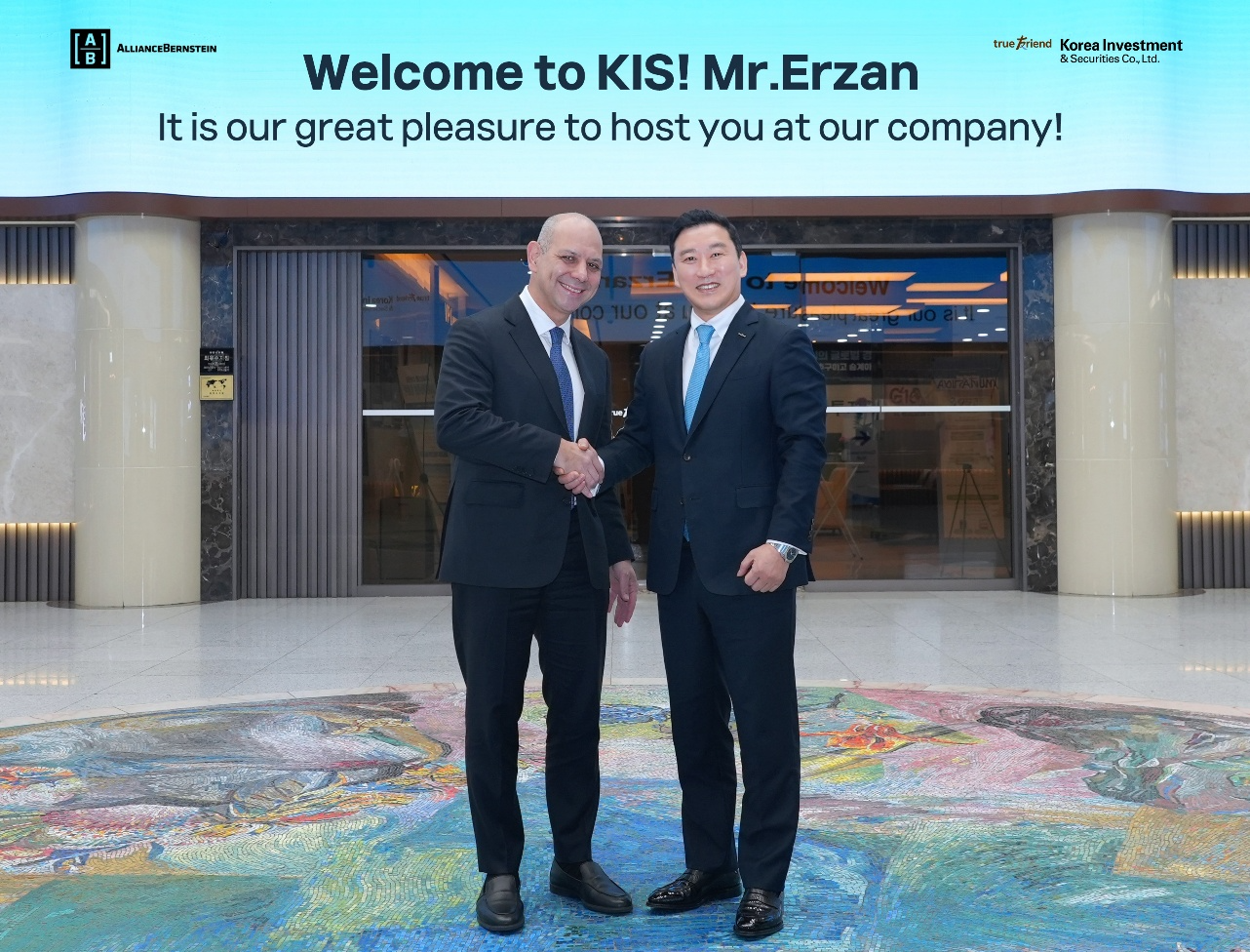 김성환 한국투자증권 사장(오른쪽)이 Alliance Bernstein 오너 에르잔(Onur Erzan) 대표(왼쪽)와 만나 업무협력을 강화키로 했다. / 사진제공= 한국투자증권(2025)