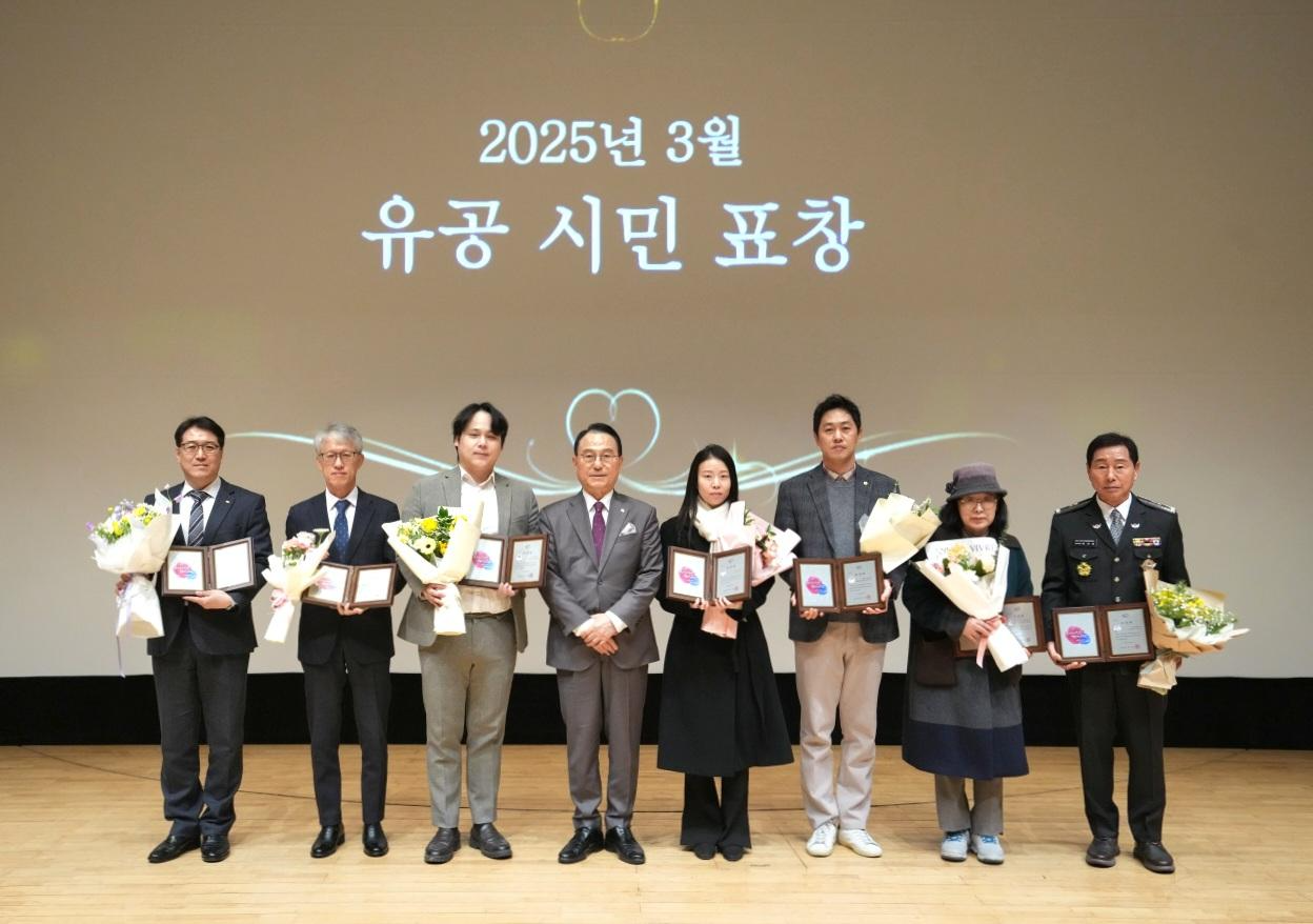 유창훈 삼환기업 대표이사(왼쪽에서 첫번째)와 박상돈 천안시장(네번째)이 시정발전 유공시민 표창 수여식에 참석해 선정자들과 기념촬영을 하고 있다./사진제공=SM그룹