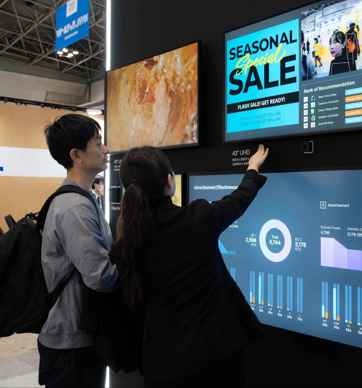 리테일테크 재팬2025 솔루엠 부스를 둘러보는 현지 참관객. / 사진=솔루엠