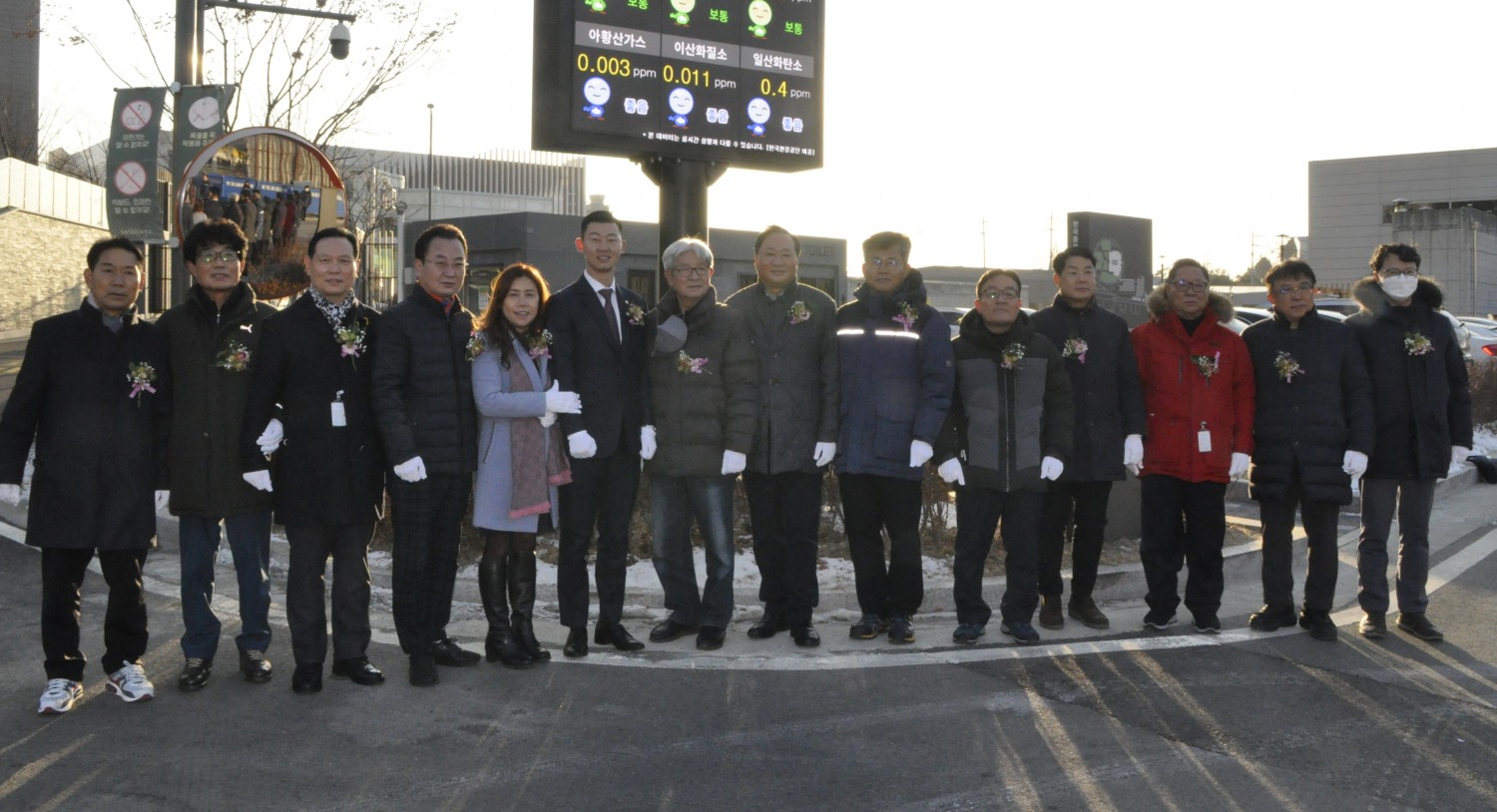 서울발전본부. 마포구 환경협의회 회원들이 기념촬영을 하는 모습./사진제공=한국중부발전 서울발전본부