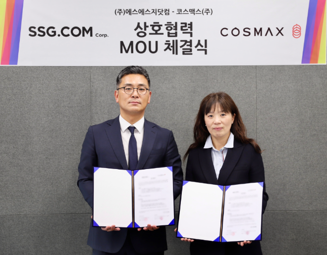 최재우(왼쪽) 코스맥스 마케팅부문장과 김일선 SSG닷컴 패션뷰티담당이 지난달 28일 서울 영등포구 SSG닷컴 본사에서 진행된 업무협약식에서 기념 촬영을 하고 있다. /사진=코스맥스 제공