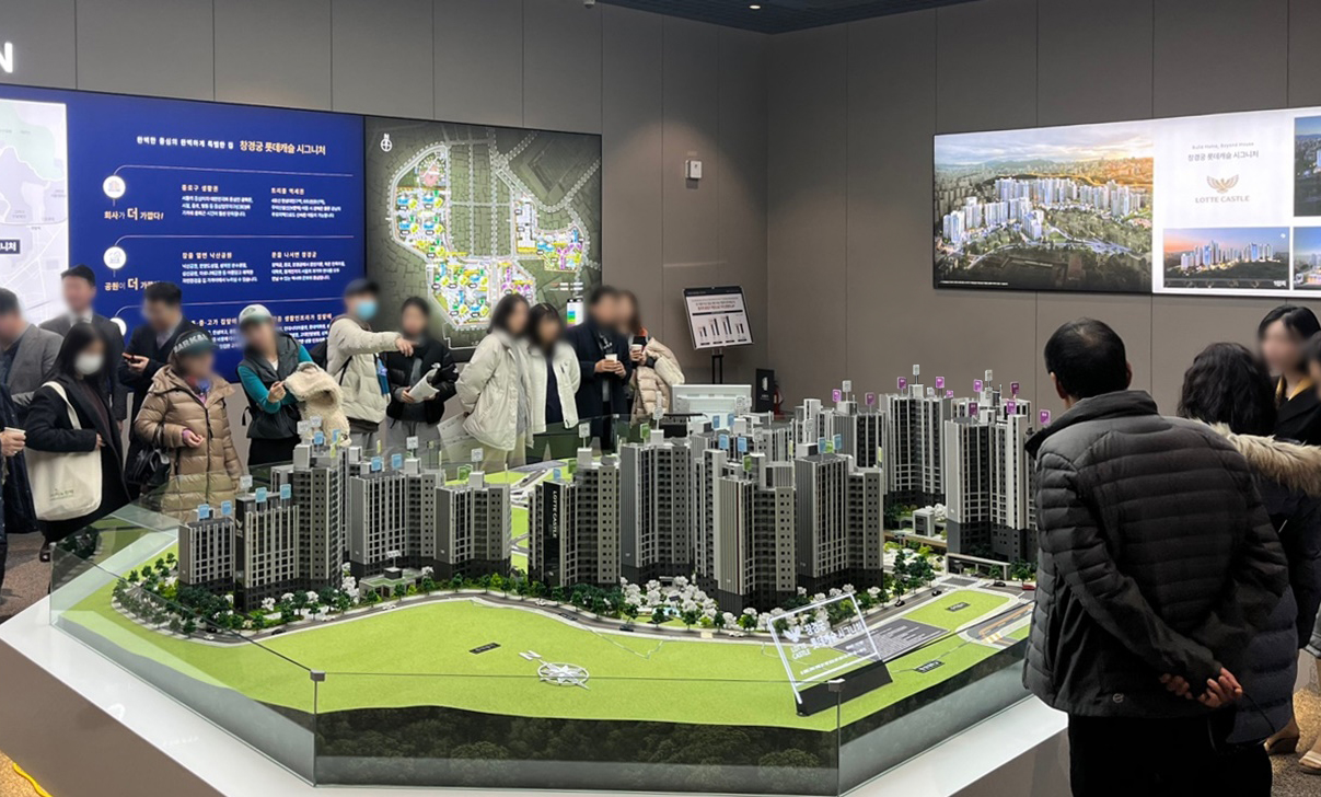 방문객들이 창경궁 롯데캐슬 시그니처 견본주택을 둘러보고 있다./ 사진제공=롯데건설