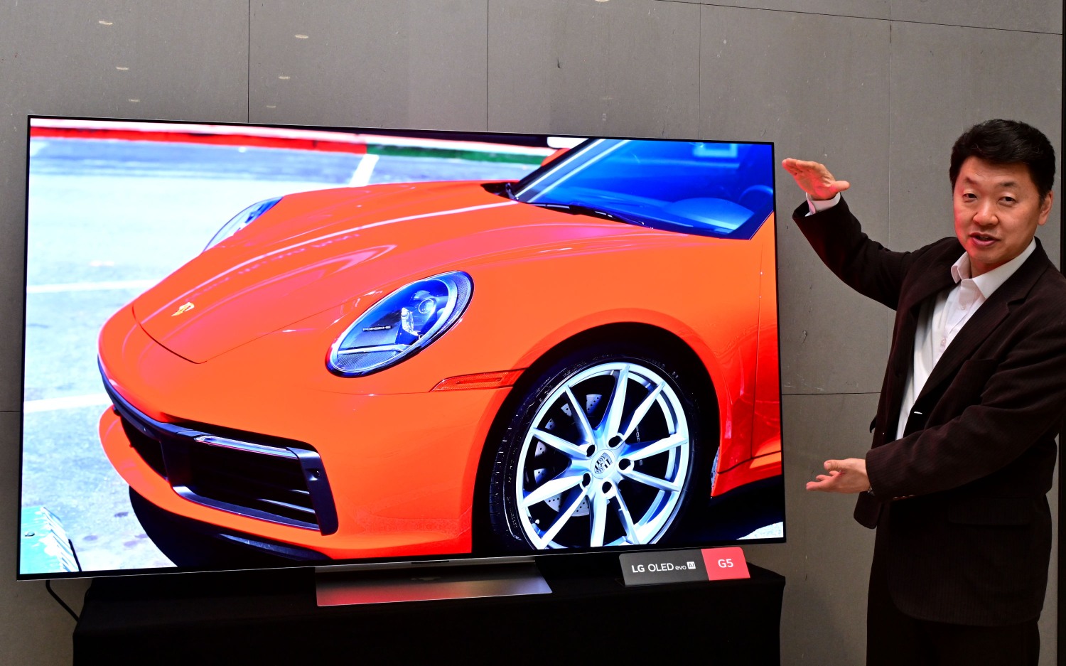 LG전자 백선필 TV상품기획담당이 2025 LG 올레드 에보(G5) 제품의 차별화된 AI 기능, 독보적 화질, 차원이 다른 편의성 등을 설명하고 있다. / 사진=LG전자