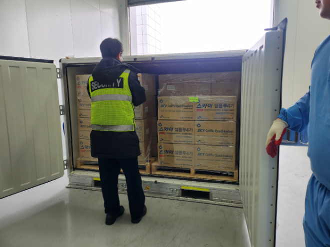 SK바이오사이언스의 독감백신 스카이셀플루가 남반구 수출을 위해 안동 L하우스에서 출하중이다. /사진=SK바이오사이언스