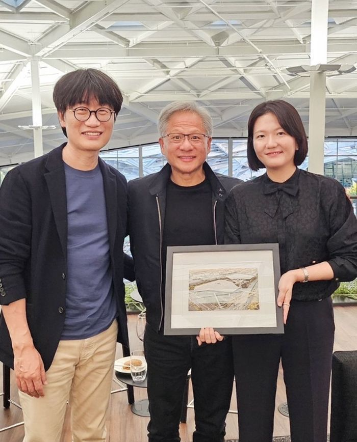 이해진 네이버 GIO(오른쪽)가 약 8년만에 이사회에 복귀한다. 사진은 지난해 6월 젠슨 황 엔비디아 CEO(가운데)를 만나 소버린 AI 전략에 대해 논의한 이해진 네이버 GIO(왼쪽)와 최수연 네이버 대표(오른쪽). / 사진=네이버