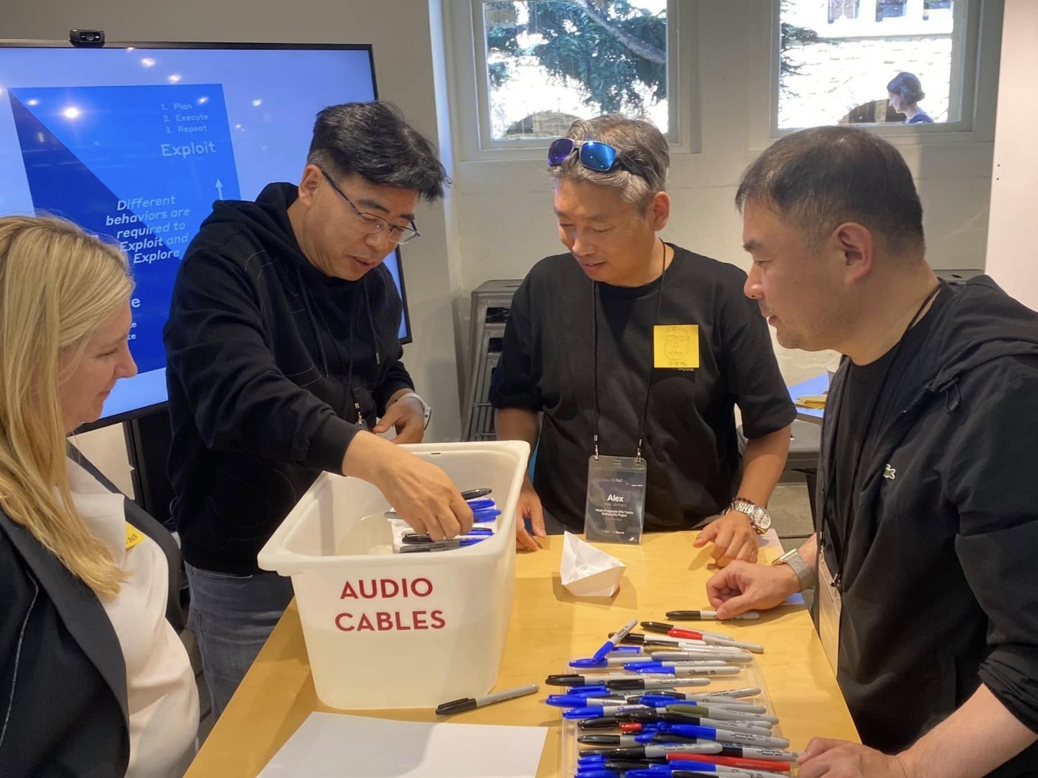 GS 비욘드 혁신과정에 참여한 GS건설 직원들이 스탠포드대 워크샵에 활동을 펼치는 모습./사진제공=GS건설