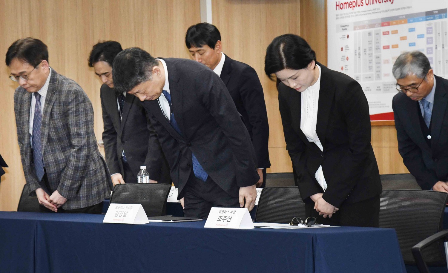 14일 서울시 강서구 홈플러스 본사에서 열린 기자간담회. 홈플러스 경영진들이 고개 숙이는 모습. /사진제공=홈플러스
