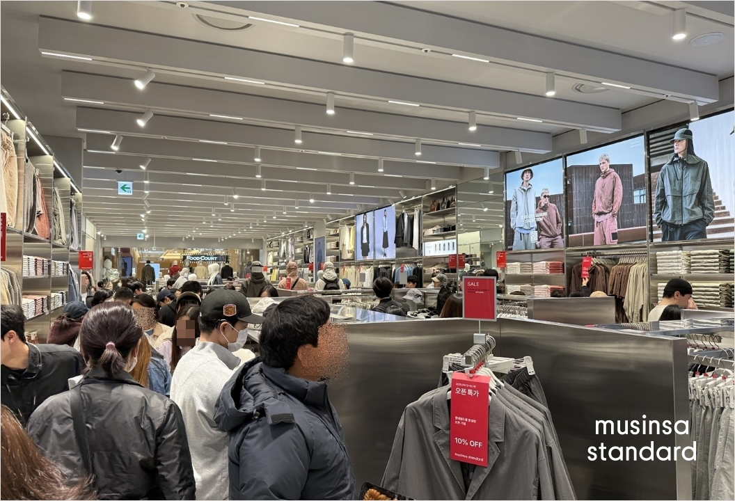 무신사 스탠다드가 최근 오픈한 신규 매장 2곳에서 오픈 직후 4일간 매출 5억을 돌파했다. /사진제공=무신사