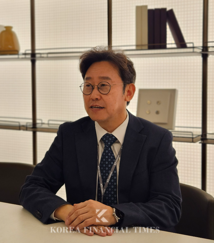 장기영 자이엘리베이터 대표이사가 18일 서울시 강남구에 위치한 자이갤러리에서 열린 브랜드 론칭 행사 이후 기자들과 만나 이야기하고 있다. /사진=신혜주 기자