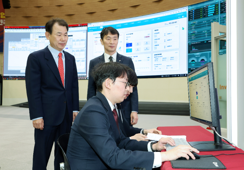 한국거래소는 19일 오전 서울사옥에서 금융감독원, 금융투자협회, 주요 국내 증권사 및 글로벌IB 등이 참석한 가운데 '공매도 전산시스템 구축 시연회'를 개최했다. 정은보 한국거래소 이사장(사진 왼쪽)과 이복현 금융감독원장(사진 오른쪽)이 모의 데이터를 이용한 불법공매도 적출 시연을 지켜보고 있다. / 사진제공= 한국거래소(2025.03.19)