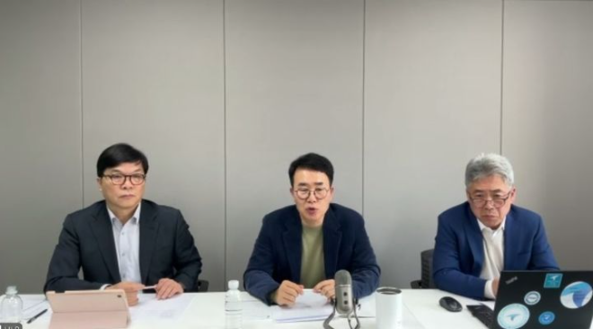 HLB그룹 진양곤 회장(가운데)이 21일 온라인 기자간담회를 개최했다. /사진=간담회 영상 캡처