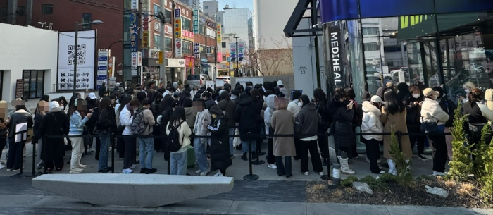 21일 서울 성수동 '올리브영N 성수'에서 진행한 뷰티 브랜드 메디힐과 버추얼 아이돌 플레이브의 콜라보 팝업을 보기 위해 국내외 팬들이 길게 줄 서 있다. /사진=손원태 기자