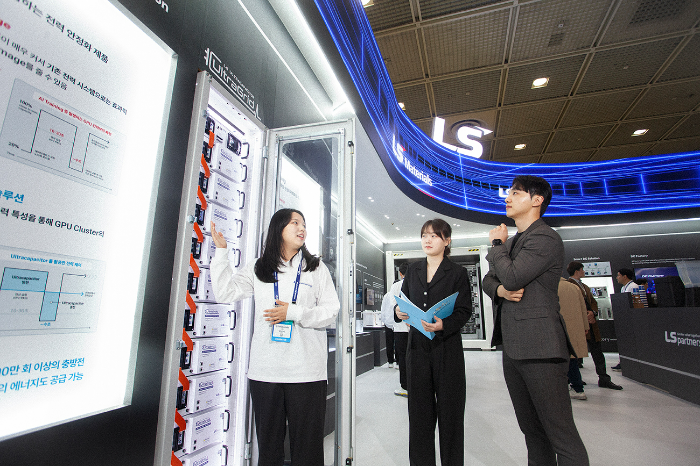 지난 5일 코엑스에서 열린 '인터배터리 2025' 내 LS머트리얼즈 전시관에서 직원이 관람객에게 전시 제품에 대해 설명하고 있다. /사진제공=LS전선