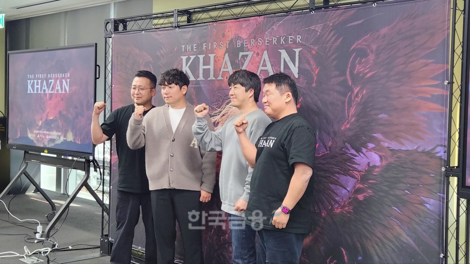 퍼스트 버서커:카잔 개발진들이 24일 공동 미디어 인터뷰를 마무리하고 기념사진을 촬영하고 있다. / 사진=김재훈 기자